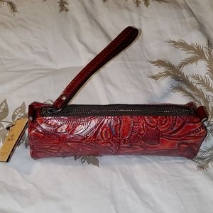 Patricia Nash 100% leather wrstlt/oblong case.NWT.
